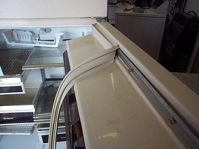 Как заменить уплотнитель на холодильнике. Холодильник Sharp уплотнитель двери. Уплотнитель к морозильной камере Бирюса 14. Уплотнитель холодильника Liebherr CBNES 39570. Дверца морозильной камеры Стинол.